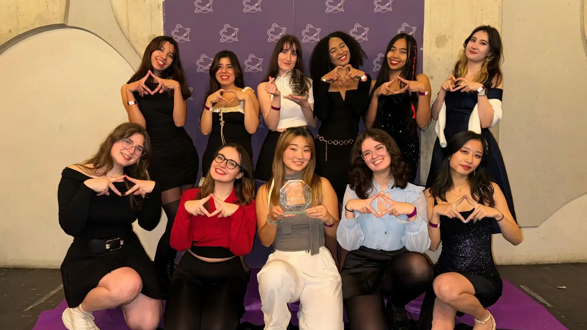 Les 11 membres d'inSYNK célébrant leur victoire avec le trophée Best Swiss Crew, groupe de danse K-POP à Genève